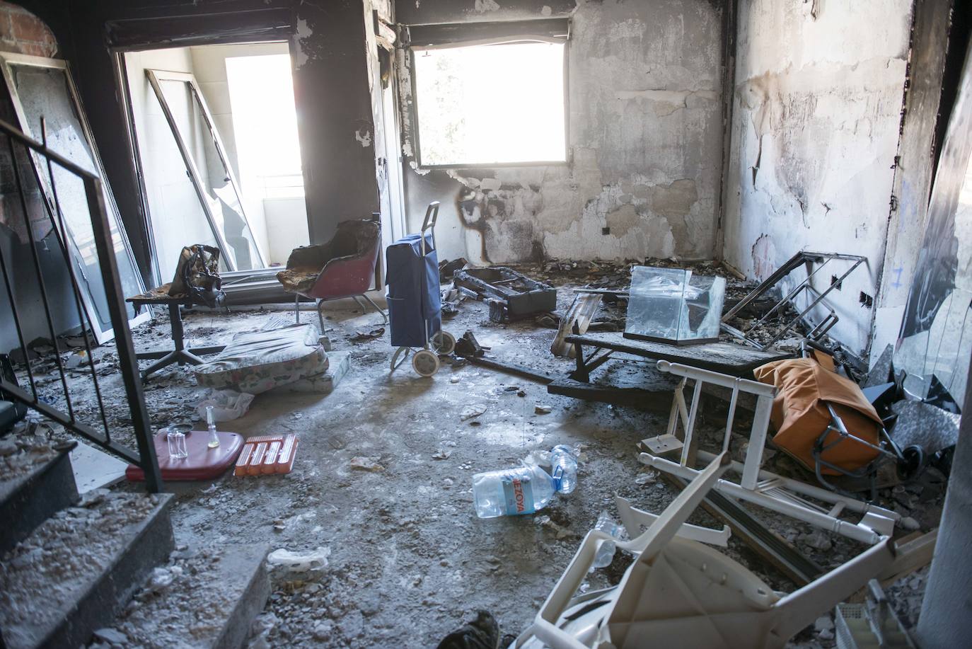 Dos jóvenes tuvieron que saltar por la ventana para escapar de los llamas. Los vecinos están cansados de las molestias que les generan las dos decenas de moradores del inmueble