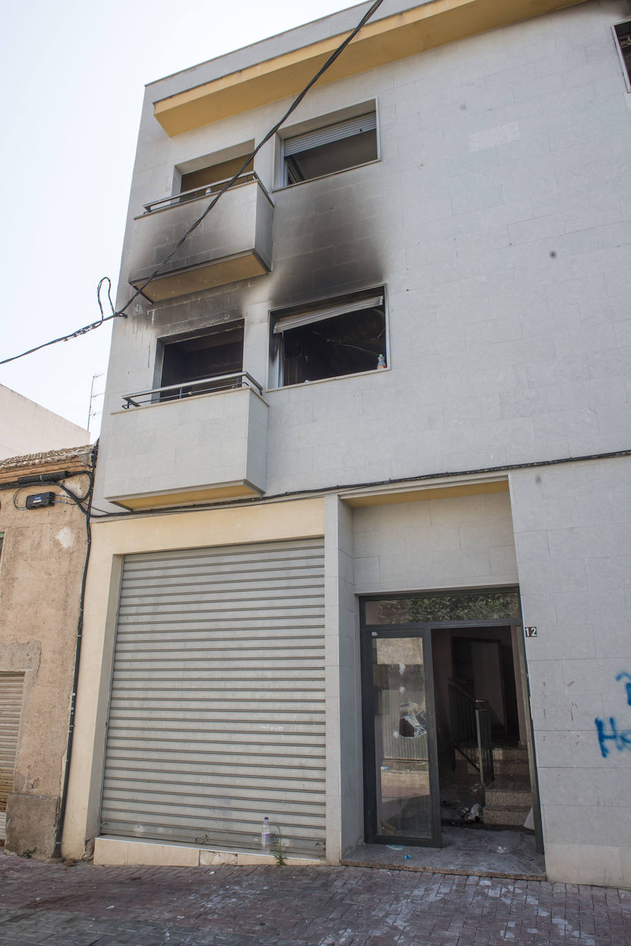 Dos jóvenes tuvieron que saltar por la ventana para escapar de los llamas. Los vecinos están cansados de las molestias que les generan las dos decenas de moradores del inmueble