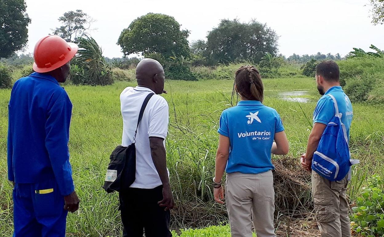 Varios 'CooperantesCaixa' trabajando en Mozambique.