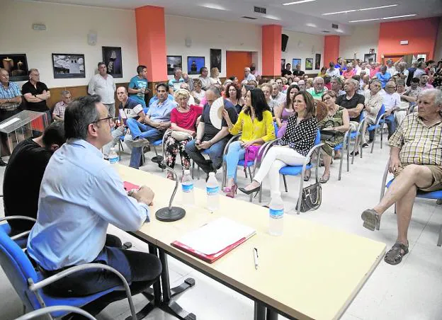 Diego Conesa, sentado, frente a varios concejales del PSOE de Cartagena, entre ellos Castejón, en julio. 