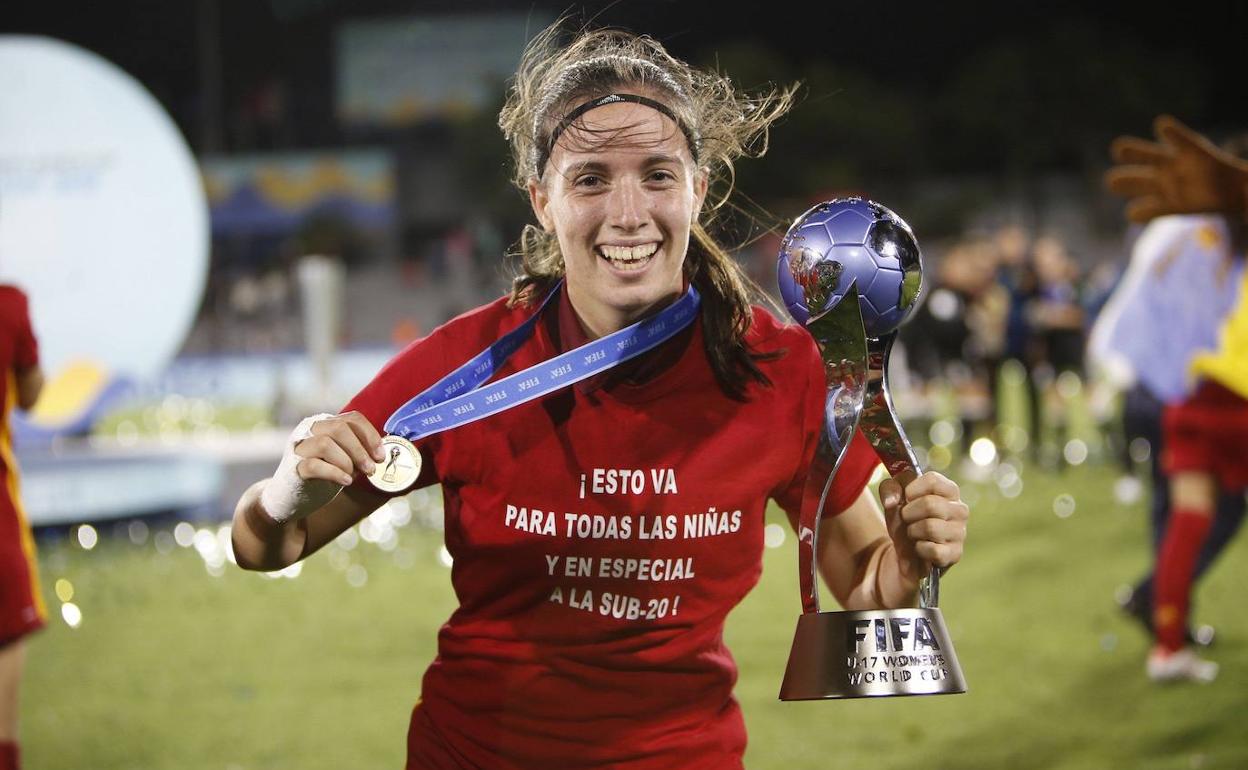 Eva Navarro celebra la victoria ante México tras la final de la Copa Mundial Femenina de Fútbol Sub-17, disputada en Montevideo a finales de 2018.