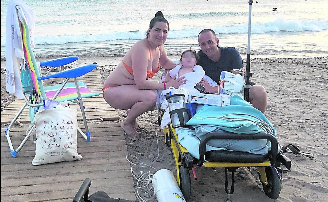 Los padres de Hugo, en la playa junto al pequeño.