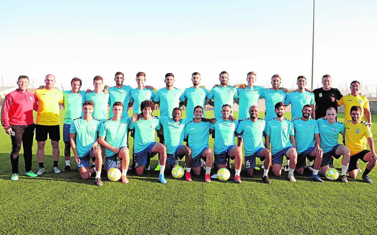 Plantilla del Lorca FC en el campo José Miñarro de la Ciudad del Sol. 