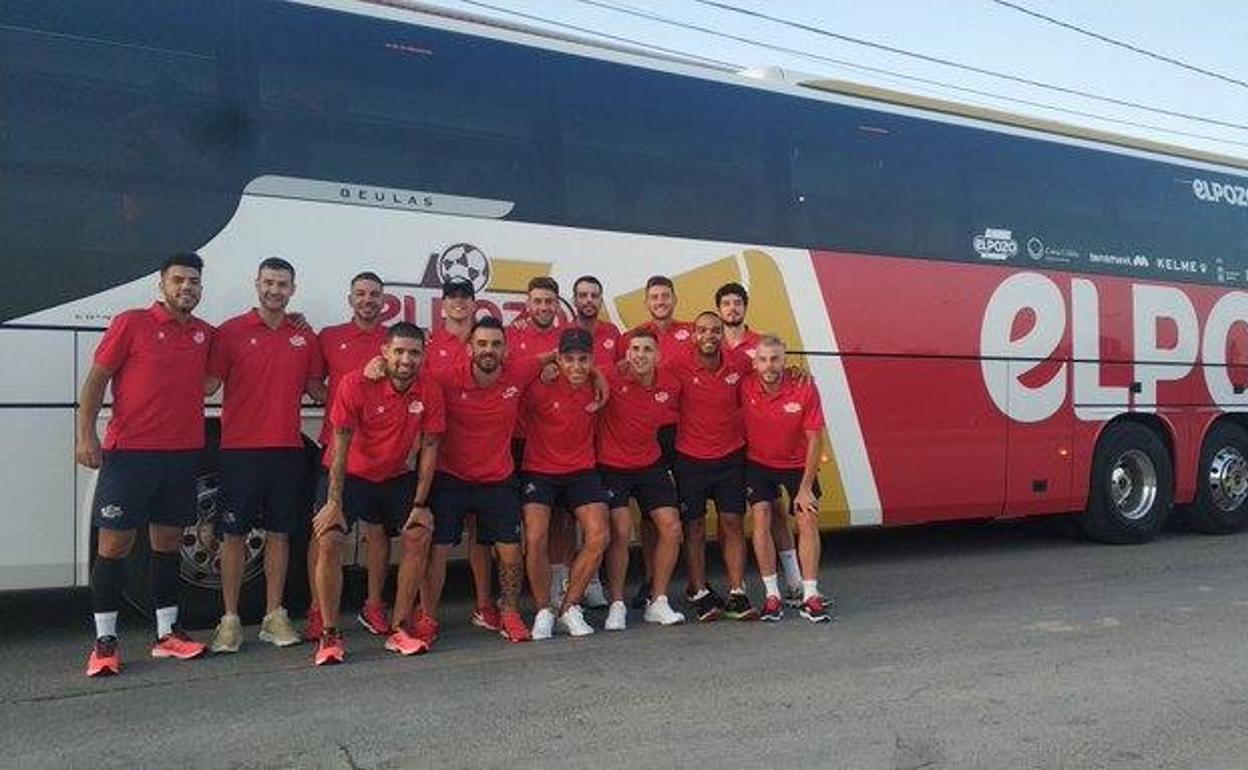 Los jugadores de ElPozo, momentos antes de emprender su viaje.