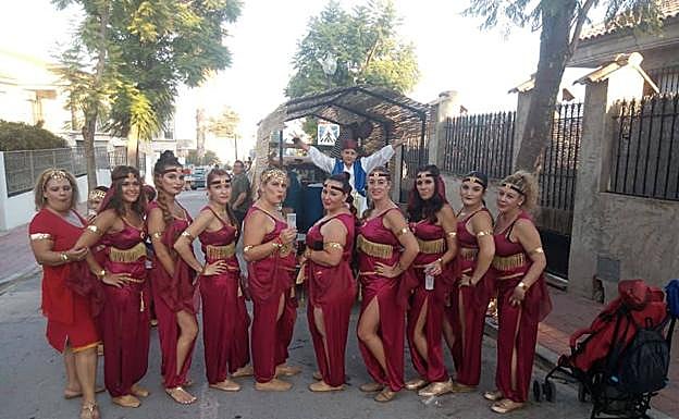 Peñistas de una de las carrozas.