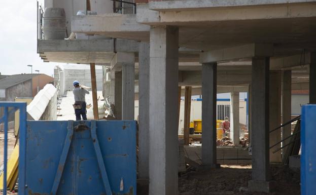 Obras de ampliación en el colegio Santa Florentina de La Palma, en Cartagena, que mientras mantiene aulas prefabricadas.