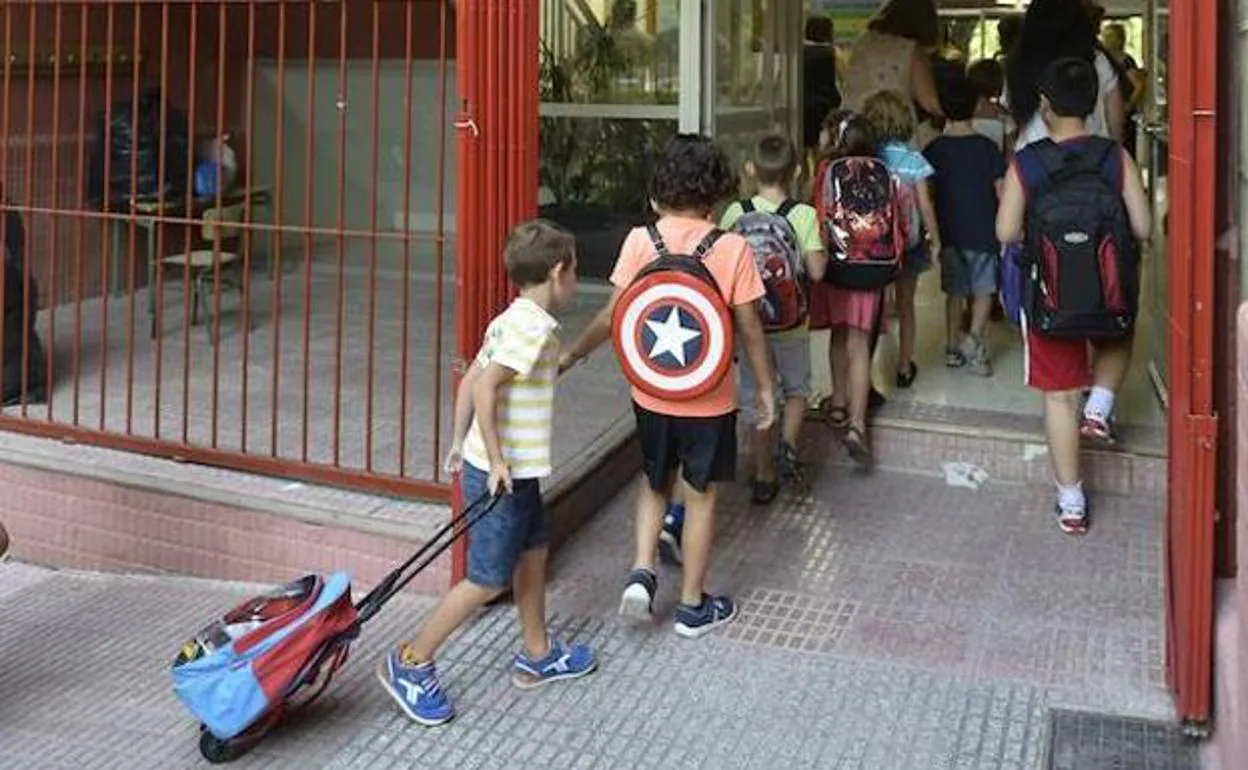 Escolares entrando a un colegio en una foto de archivo.