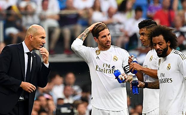 Zidane habla con Sergio Ramos, Casemiro y Marcelo. 