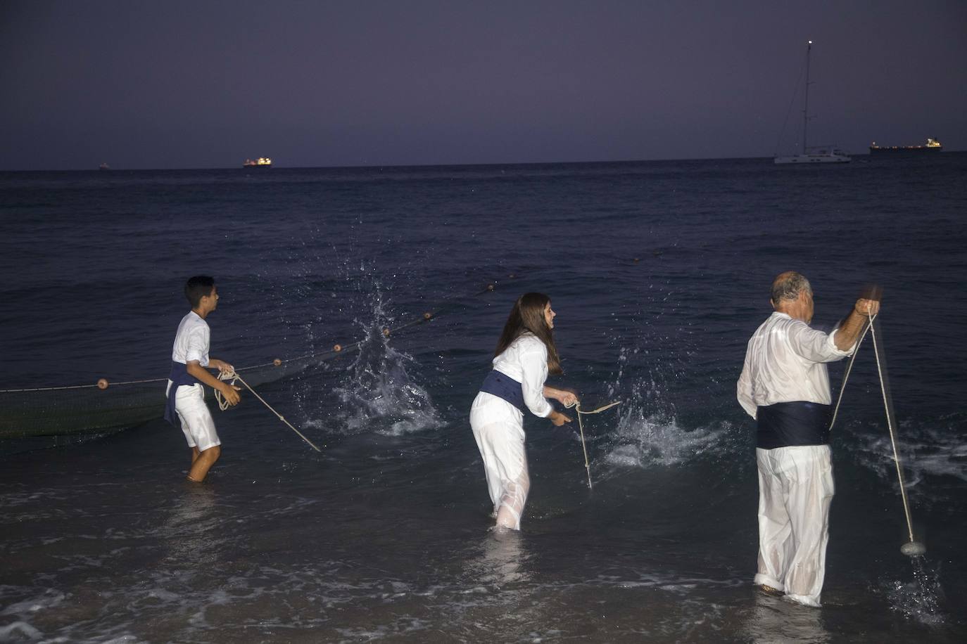 La playa de El Portús acogió el sábado una jornada marinera, que incluyó la recreación de la cala y recogida de la jábega