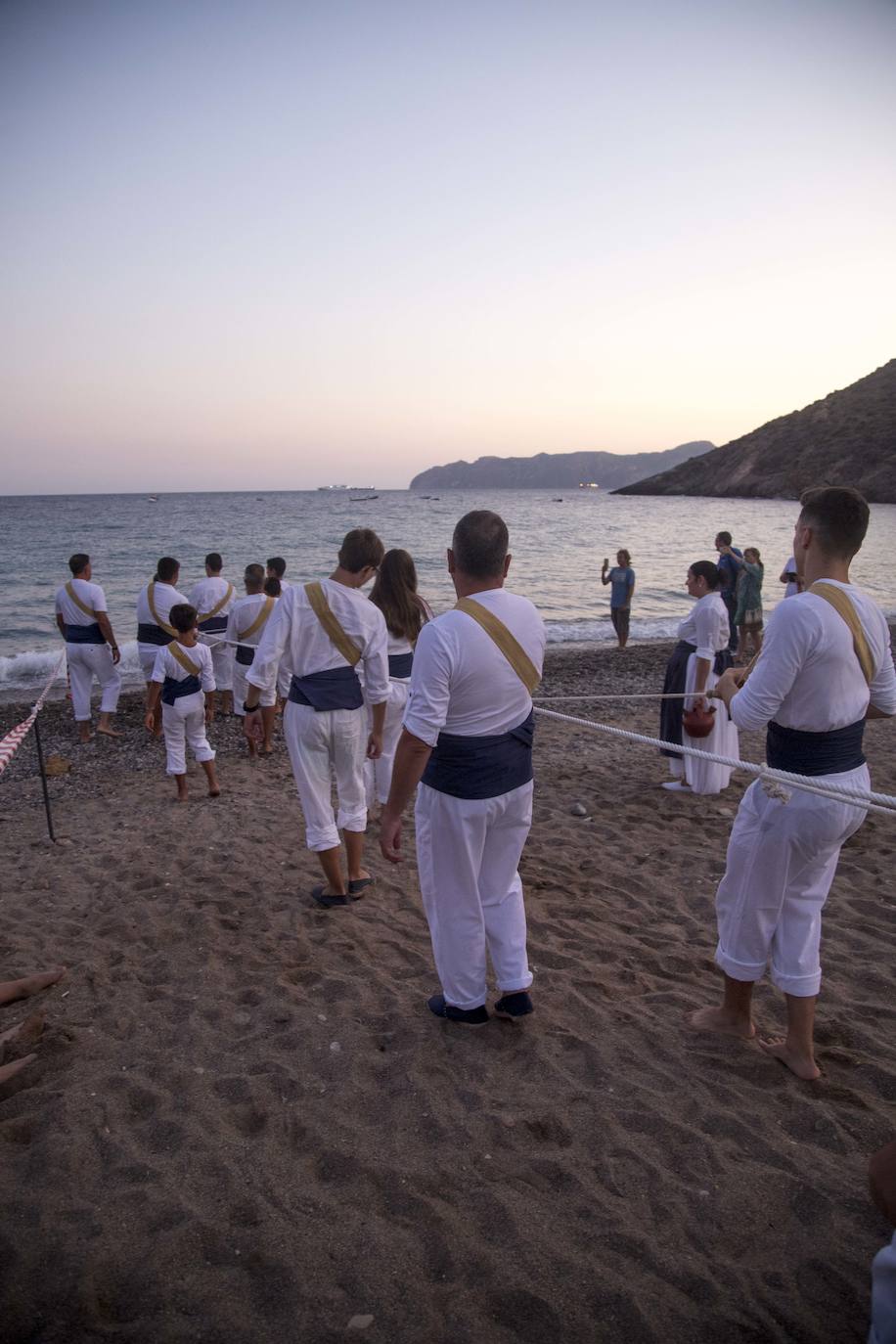 La playa de El Portús acogió el sábado una jornada marinera, que incluyó la recreación de la cala y recogida de la jábega