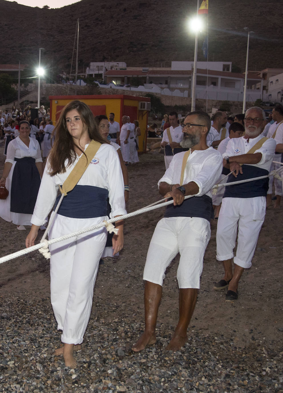 La playa de El Portús acogió el sábado una jornada marinera, que incluyó la recreación de la cala y recogida de la jábega