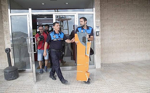 Varios agente trasladan lo que parecen ser restos del avión.