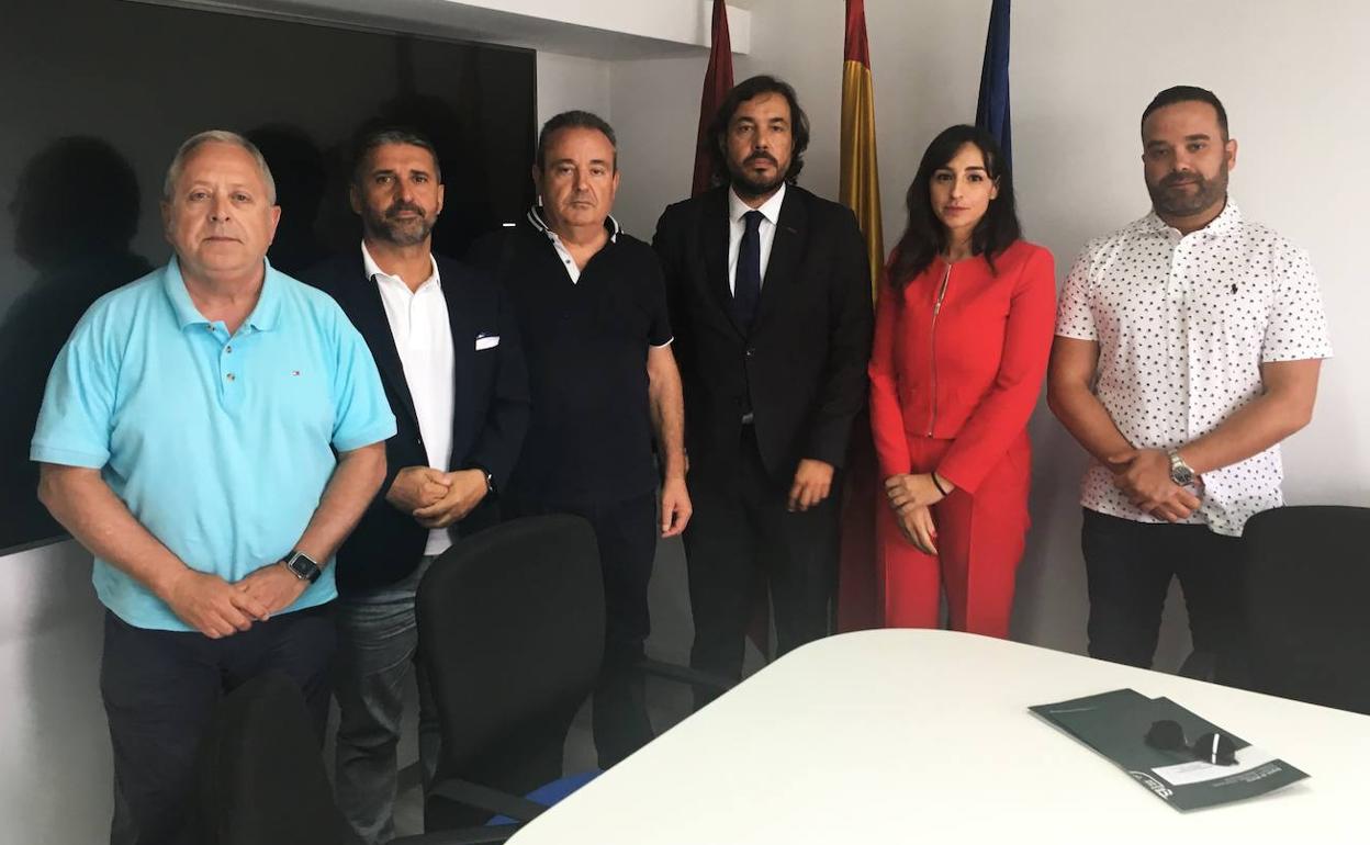 Antonio Jiménez, Jesús Jiménez, Santiago Navarro, Miguel Motas, Elena Avilés y Juan José López, este lunes, durante su reunión.