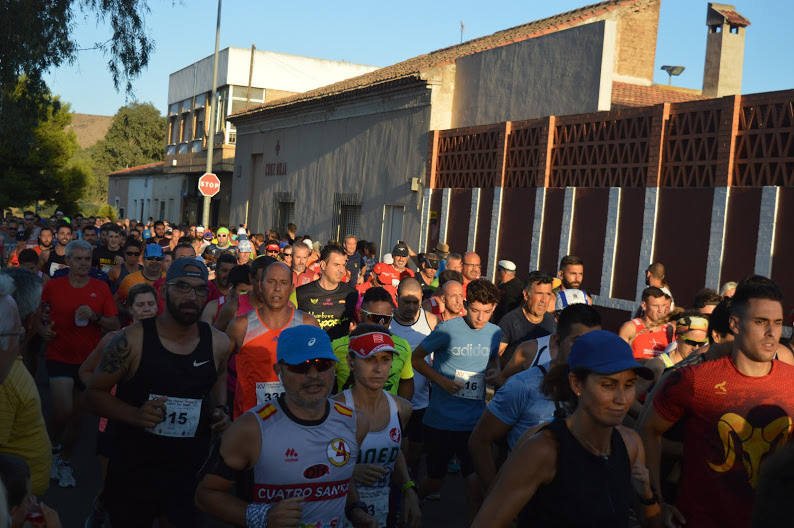 El atleta del Alumbres Sport gana con un tiempo de 31:23 minutos en los 8,5 kilómetros, por los 36:00 para la corredora del Mobel Automenor Running Team