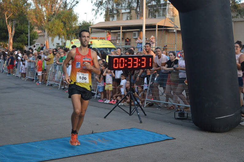 El atleta del Alumbres Sport gana con un tiempo de 31:23 minutos en los 8,5 kilómetros, por los 36:00 para la corredora del Mobel Automenor Running Team