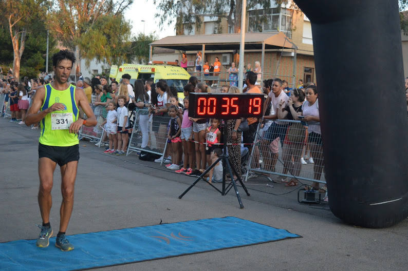 El atleta del Alumbres Sport gana con un tiempo de 31:23 minutos en los 8,5 kilómetros, por los 36:00 para la corredora del Mobel Automenor Running Team