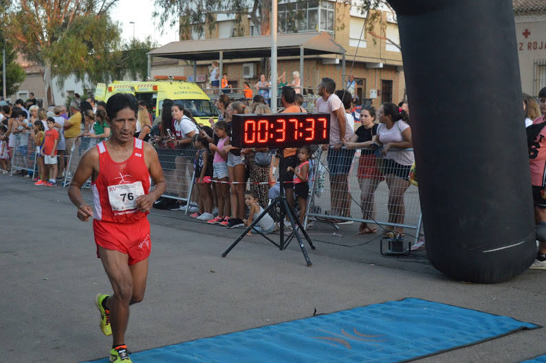 El atleta del Alumbres Sport gana con un tiempo de 31:23 minutos en los 8,5 kilómetros, por los 36:00 para la corredora del Mobel Automenor Running Team