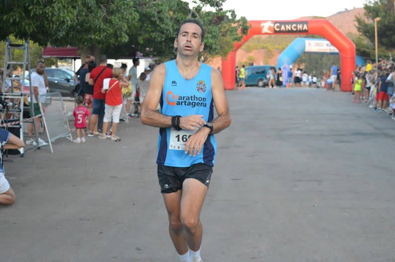 El atleta del Alumbres Sport gana con un tiempo de 31:23 minutos en los 8,5 kilómetros, por los 36:00 para la corredora del Mobel Automenor Running Team