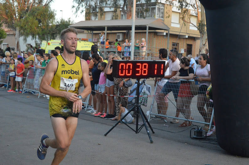 El atleta del Alumbres Sport gana con un tiempo de 31:23 minutos en los 8,5 kilómetros, por los 36:00 para la corredora del Mobel Automenor Running Team