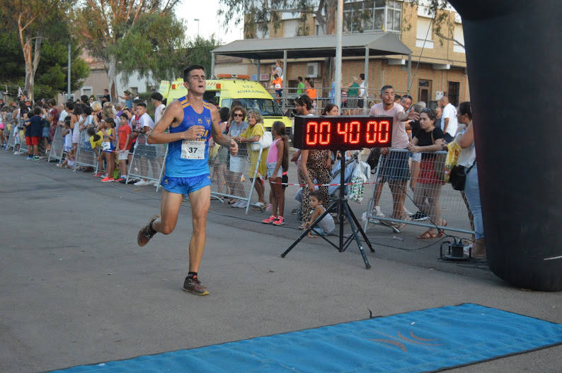 El atleta del Alumbres Sport gana con un tiempo de 31:23 minutos en los 8,5 kilómetros, por los 36:00 para la corredora del Mobel Automenor Running Team