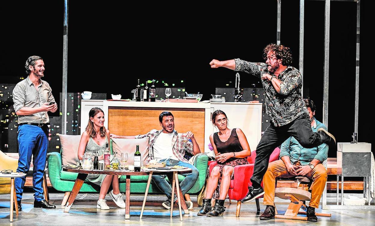 Un momento de la representación, el domingo en la clausura del 50 Festival de San Javier, de 'Perfectos desconocidos'. 