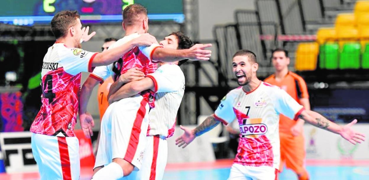 Los jugadores de ElPozo celebran el gol de Andresito, marcado antes del descanso del duelo disputado ayer en Bangkok. 