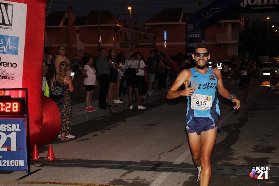 El atleta de la AD LLano de Brujas completa los cinco kilómetros en 14:59 minutos, por los 19:11 de la corredora del Bathco Running Team 