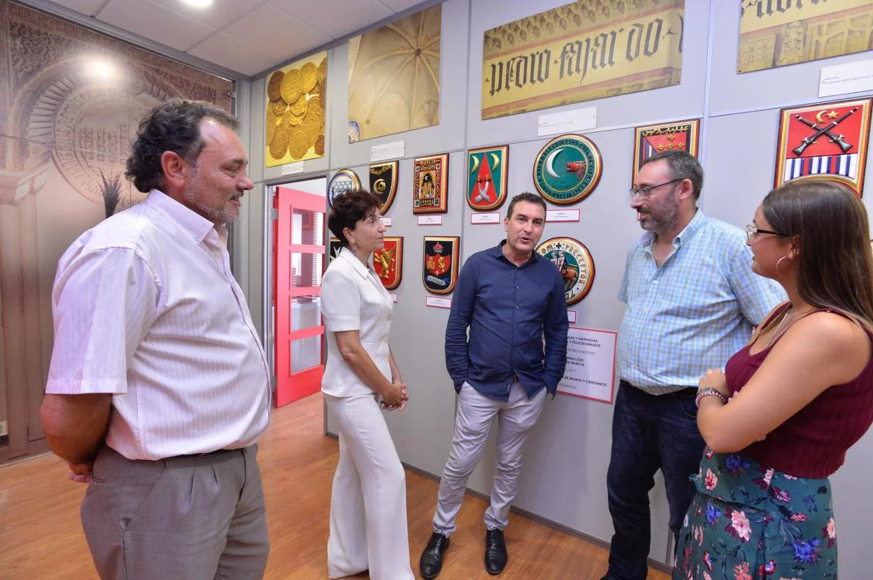  Pascual López, vicepresidente; María Teresa Cambronero, tesorera; Javier Arenas, presidente; Manuel Pérez, secretario, y Carmen Ropero, vicesecretaria de la Federación. 