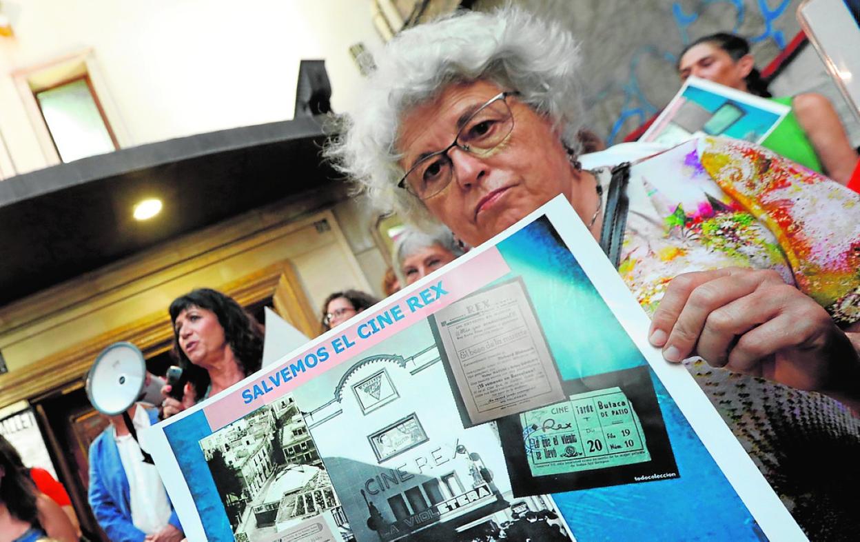 Asistentes a la concentración, anoche, en la puerta del cine Rex. 