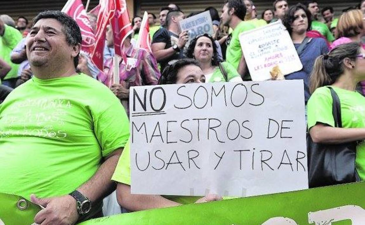 Concentración de interinos en la puerta de la consejería de Educación, en una fotografía de archivo. 