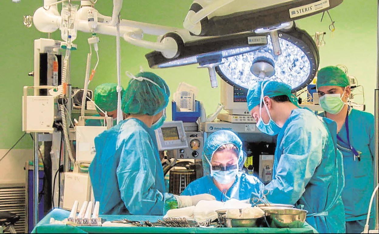 Sanitarios de un hospital de la Región, durante una operación quirúrgica, en una fotografía de archivo. 