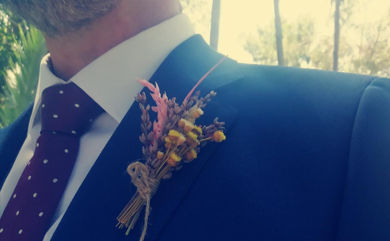 Detalle del traje de novio de Óscar Urralburu en su enlace. 