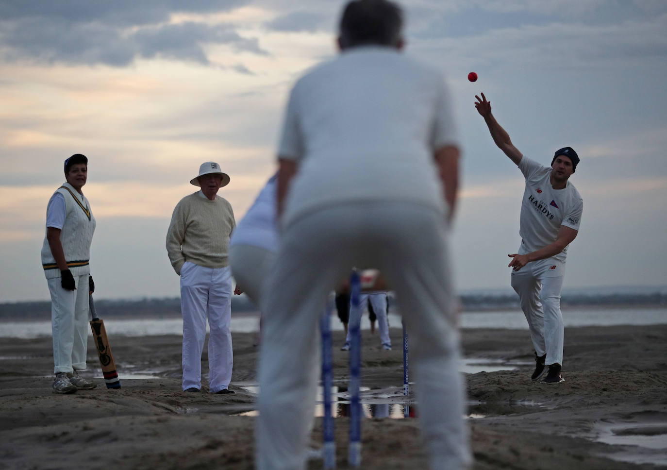 Cada año, en los 'Brambles sandback', se juega un partido de cricket sobre la arena que queda ante la subida de las mareas