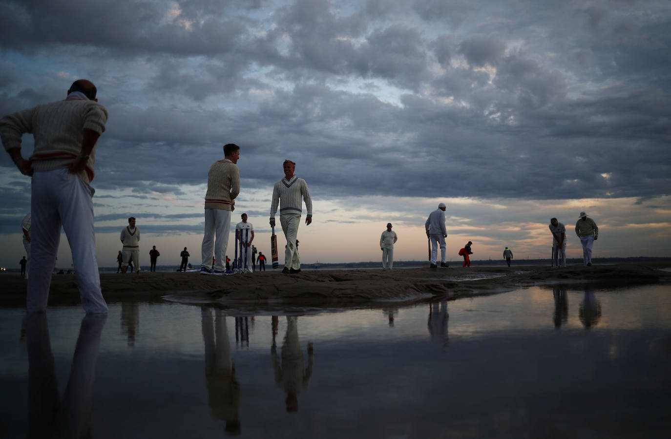 Cada año, en los 'Brambles sandback', se juega un partido de cricket sobre la arena que queda ante la subida de las mareas