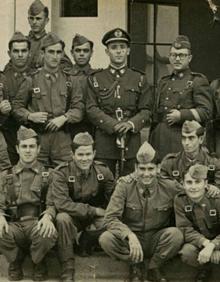 Imagen secundaria 2 - Arriba. El Rey Juan Carlos junto a su profesor de vuelo Miguel Prieto:: Tomás // Izquierda. El Rey Felipe VI en 1988. :: Tomás // Derecha. El instructor José Martínez Jorquera (1955). 