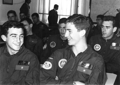 Imagen secundaria 1 - Arriba. El Rey Juan Carlos junto a su profesor de vuelo Miguel Prieto:: Tomás // Izquierda. El Rey Felipe VI en 1988. :: Tomás // Derecha. El instructor José Martínez Jorquera (1955). 