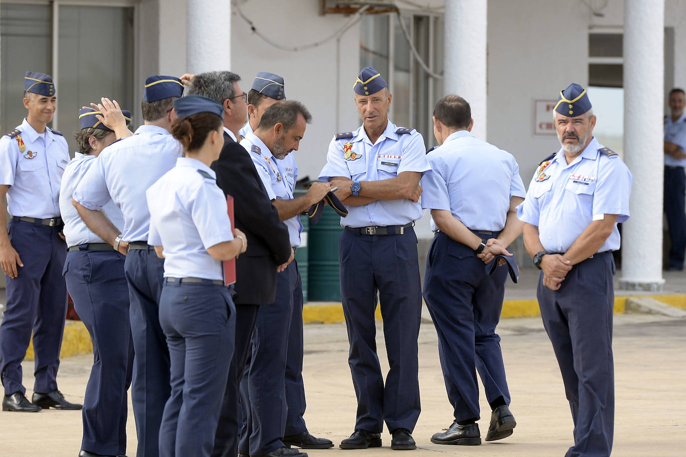 La ministra de Defensa visita la AGA en San Javier «para dar apoyo y mostrar la solidaridad del Gobierno a los compañeros y familiares» del piloto fallecido la semana pasada