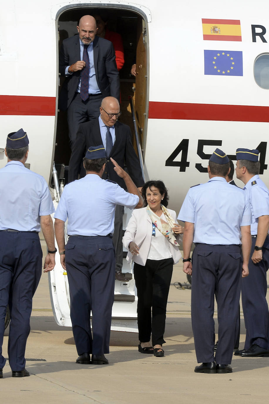 La ministra de Defensa visita la AGA en San Javier «para dar apoyo y mostrar la solidaridad del Gobierno a los compañeros y familiares» del piloto fallecido la semana pasada