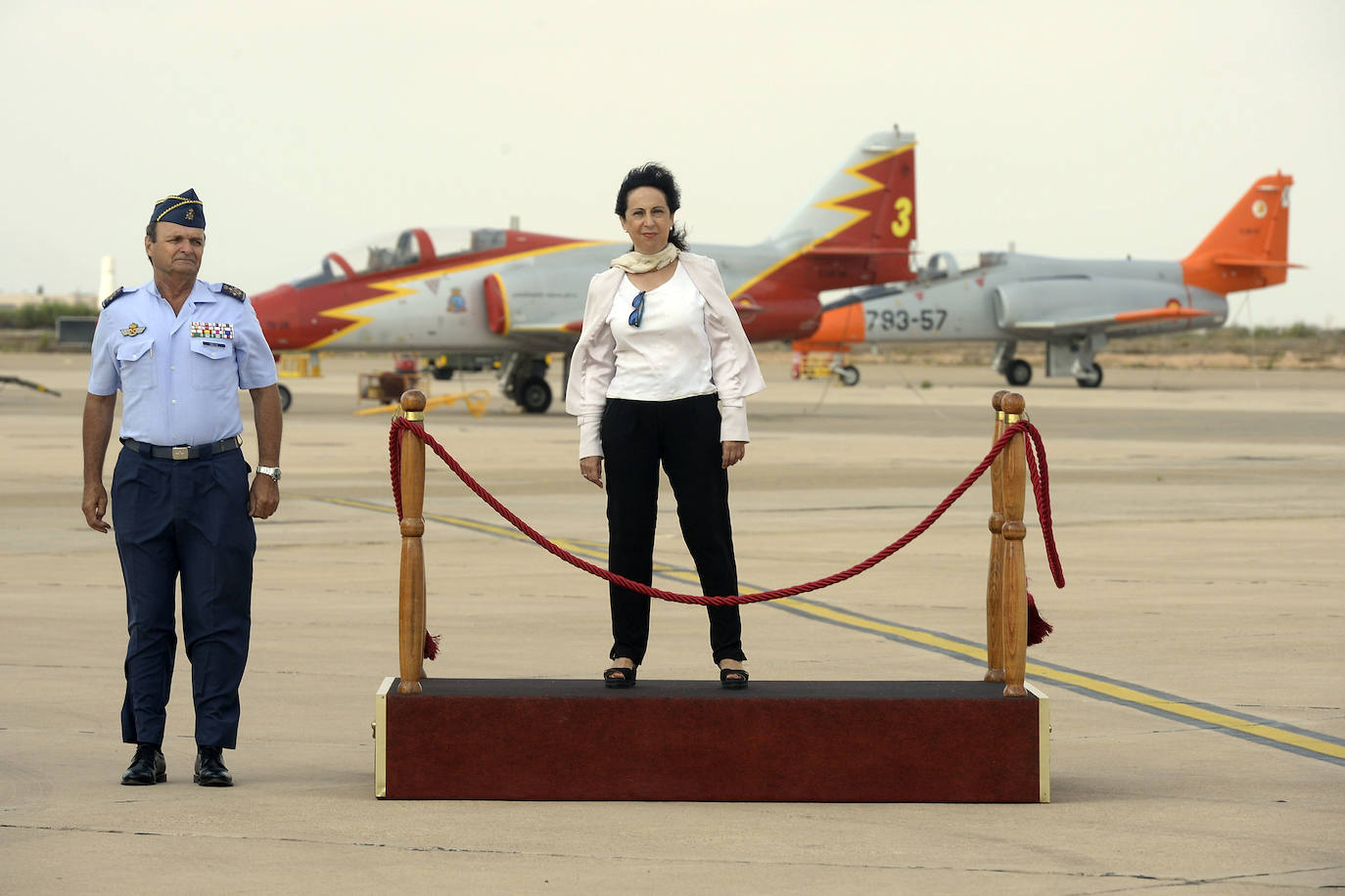La ministra de Defensa visita la AGA en San Javier «para dar apoyo y mostrar la solidaridad del Gobierno a los compañeros y familiares» del piloto fallecido la semana pasada