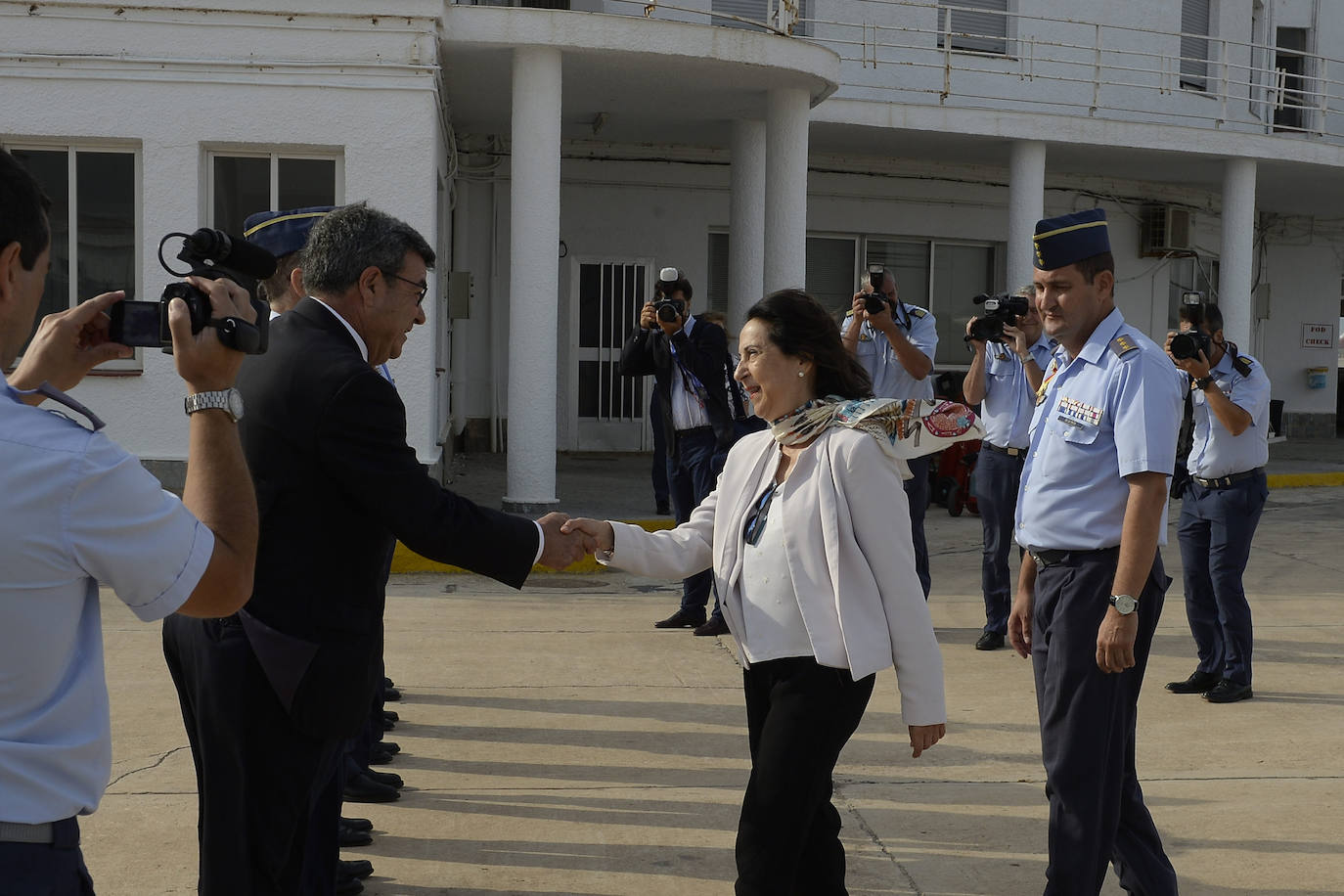 La ministra de Defensa visita la AGA en San Javier «para dar apoyo y mostrar la solidaridad del Gobierno a los compañeros y familiares» del piloto fallecido la semana pasada