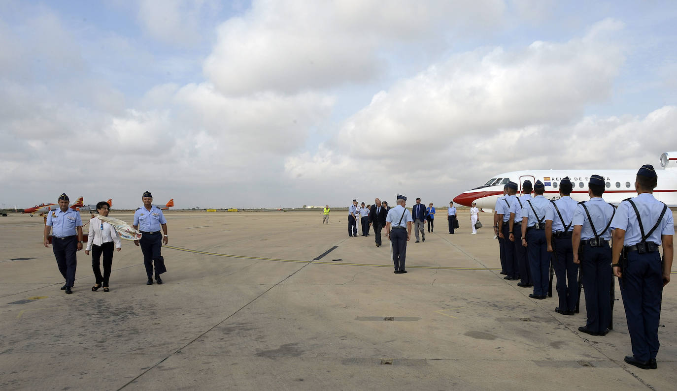 La ministra de Defensa visita la AGA en San Javier «para dar apoyo y mostrar la solidaridad del Gobierno a los compañeros y familiares» del piloto fallecido la semana pasada