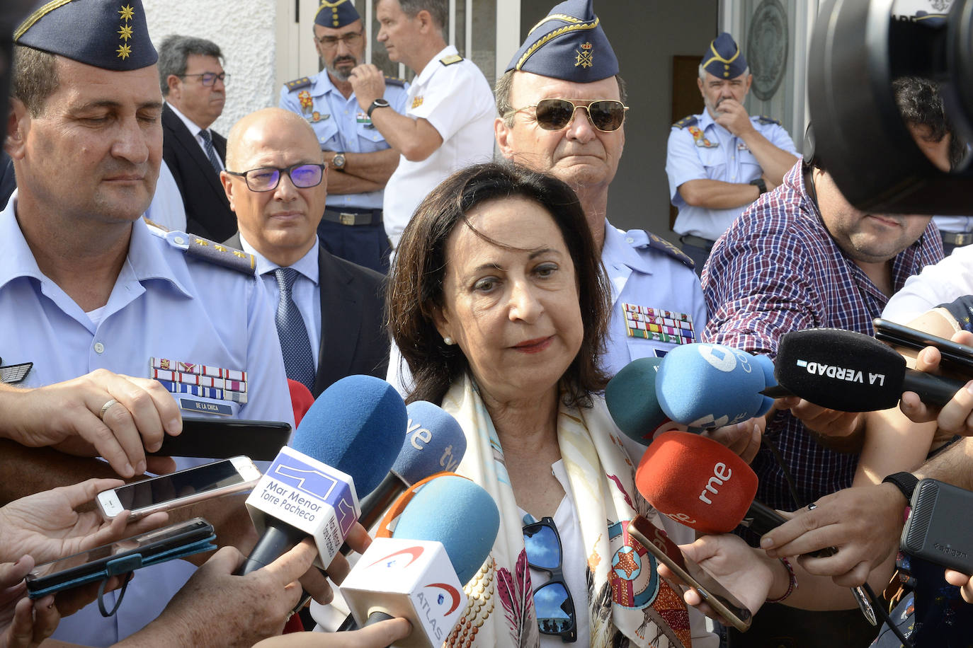 La ministra de Defensa visita la AGA en San Javier «para dar apoyo y mostrar la solidaridad del Gobierno a los compañeros y familiares» del piloto fallecido la semana pasada