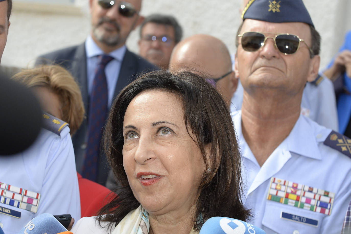 La ministra de Defensa visita la AGA en San Javier «para dar apoyo y mostrar la solidaridad del Gobierno a los compañeros y familiares» del piloto fallecido la semana pasada