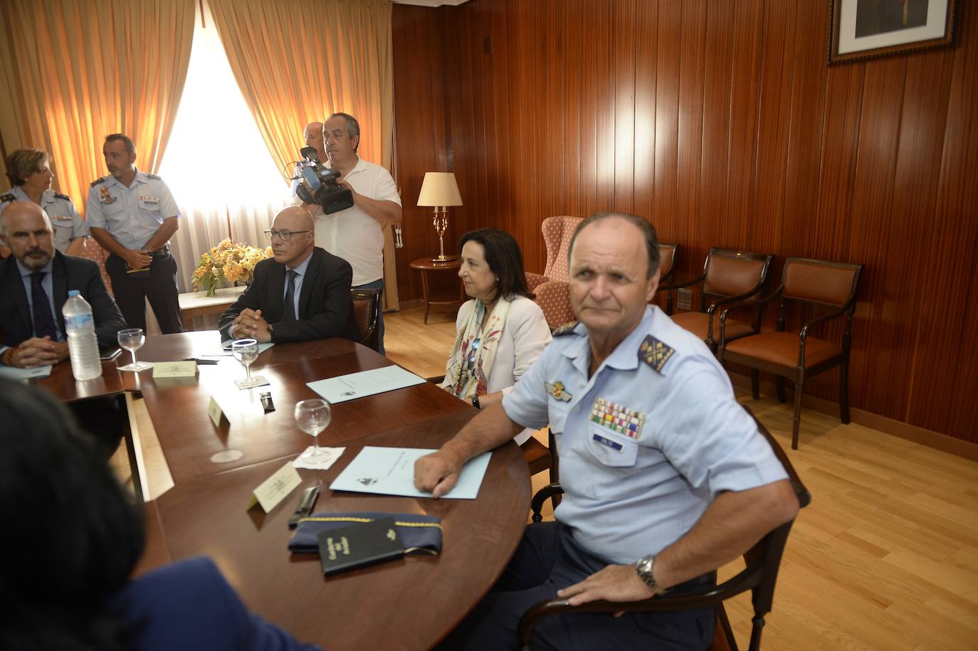 La ministra de Defensa visita la AGA en San Javier «para dar apoyo y mostrar la solidaridad del Gobierno a los compañeros y familiares» del piloto fallecido la semana pasada