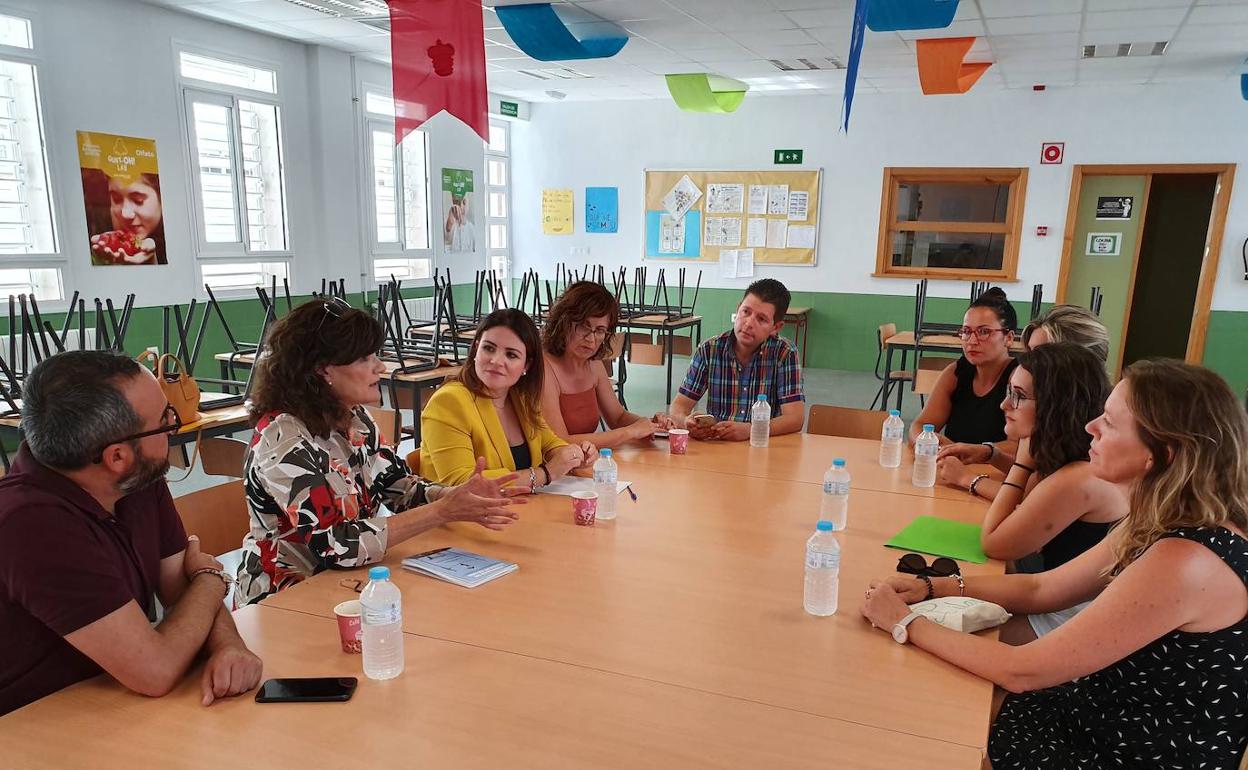 La consejera de Educación y Cultura, Esperanza Moreno, con el equipo directivo del colegio El Recuerdo de San Javier, este lunes.