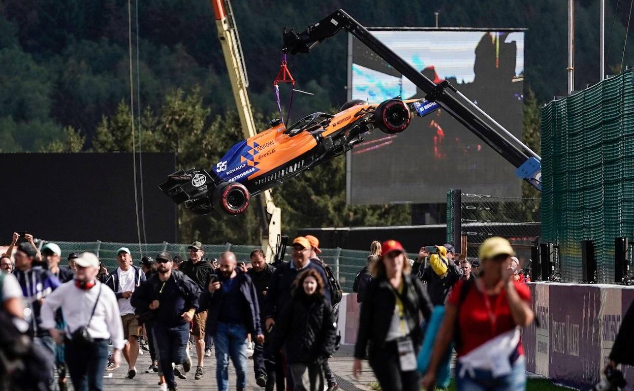 El McLaren de Carlos Sainz, en un grúa. 