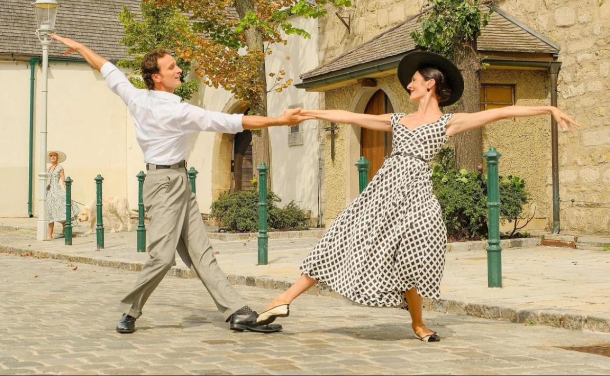 Dos bailarines del Ballet Nacional de la Ópera de Viena danzan al ritmo de 'Doce Contretänze', compuesta por Beethoven.