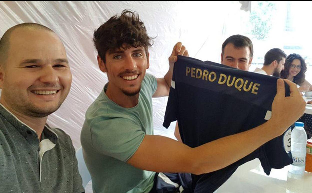 Javier Poves, presidente del Flat Earth F.C., bromea con un camiseta del «actornauta» Pedro Duque.