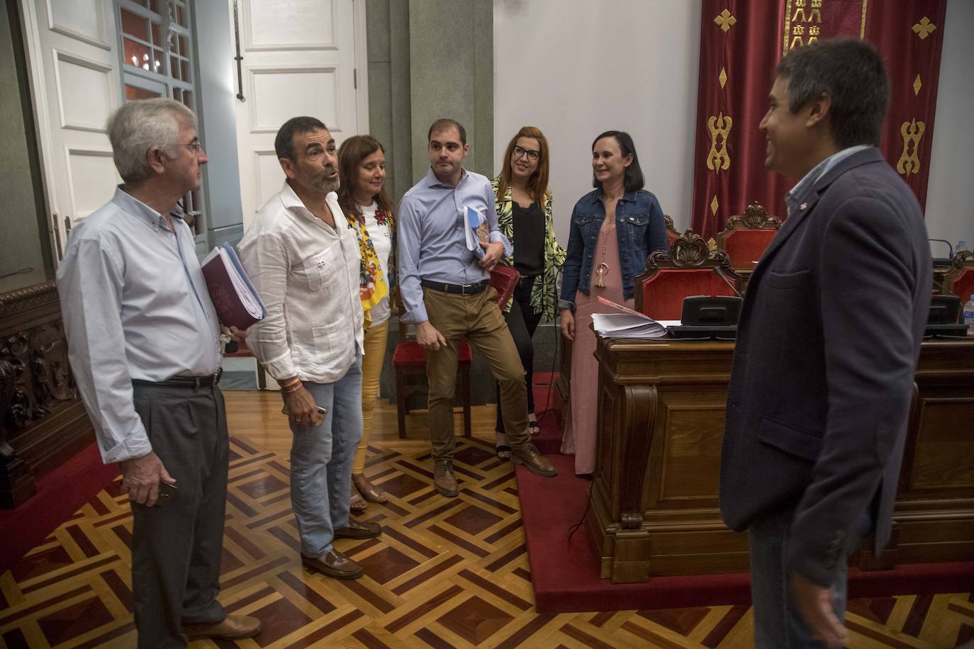 Durante el Pleno, la alcaldesa, Ana Belén Castejón, protagonizó un encontronazo dialéctico con el portavoz de MC, José López.