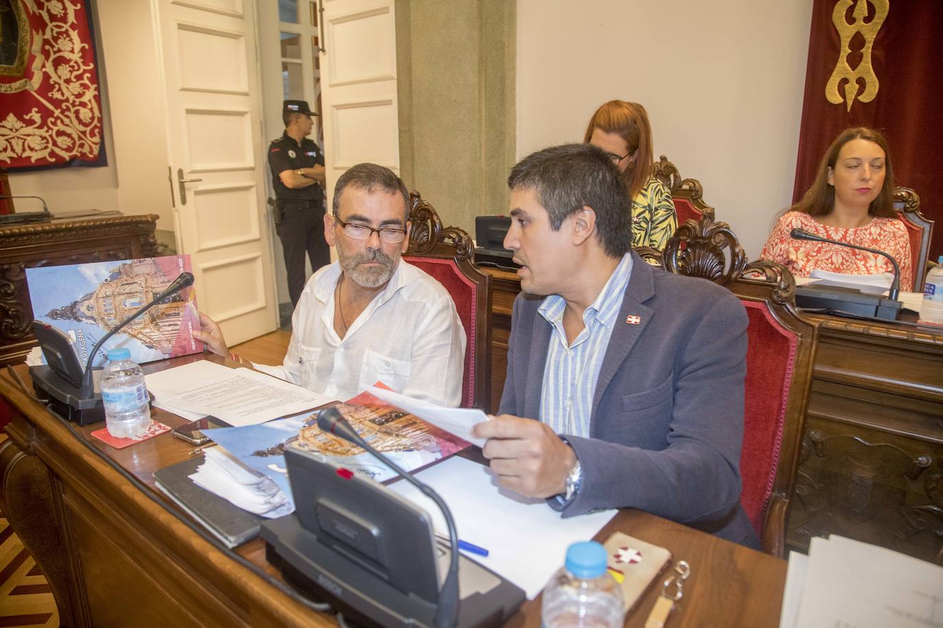 Durante el Pleno, la alcaldesa, Ana Belén Castejón, protagonizó un encontronazo dialéctico con el portavoz de MC, José López.